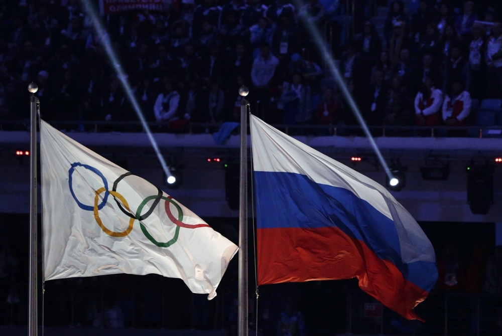 2014年，俄國索契舉辦冬季奧運，會場中升起的俄國國旗及奧運五環旗。（美聯社）