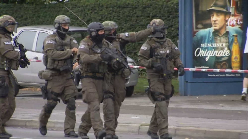 慕尼黑爆恐攻，警方在第一時間內封鎖現場。（湯森路透)