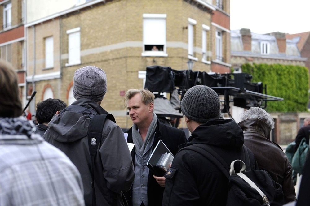 克里斯多福・諾蘭（Christopher Nolan）於《敦克爾克》（Dunkirk，暫譯）片場（翻攝自IMDb）