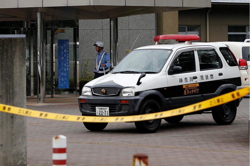 神奈川警方26日抵達案發現場。（湯森路透）