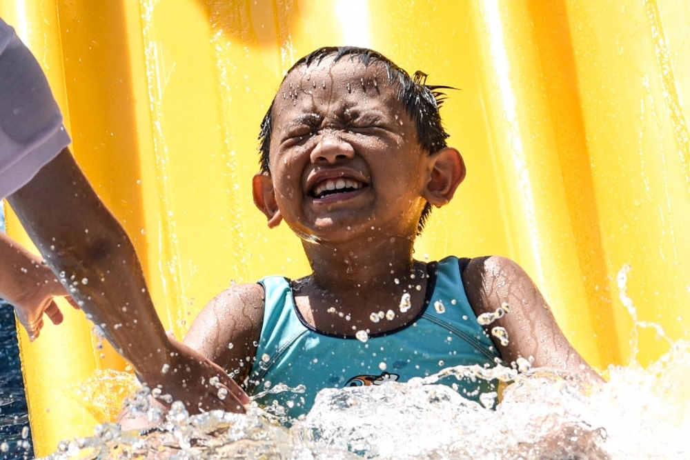 今年首度台北連2天破38度！小孩最快樂的避暑方式=就是玩水。（攝影：葉信菉）