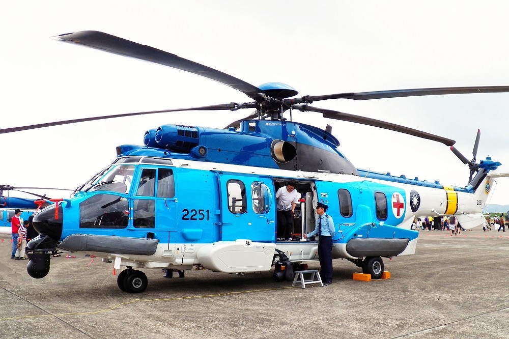向法國購買的3架「超級美洲獅」EC-225型救護機，2011年初運抵嘉義空軍基地，如今卻傳出無法上玉山救人。（翻攝自維基百科）