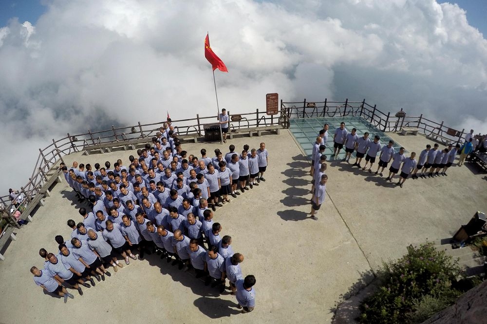 中國解放軍退伍軍人在洛陽慶祝八一建軍節活動。（路透社）