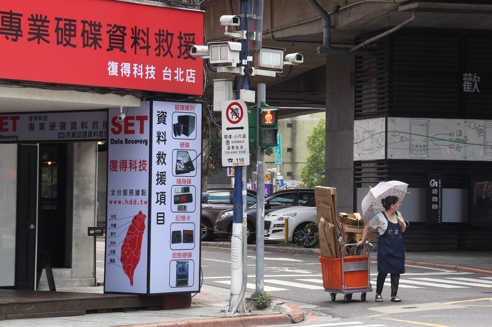 全台由警政署設置的監視錄影高達16.7萬支，台北市每平方公里就有54支鏡頭時時監視著，讓民眾宛如身電影《全民公敵》場景。（攝影：陳駿碩）