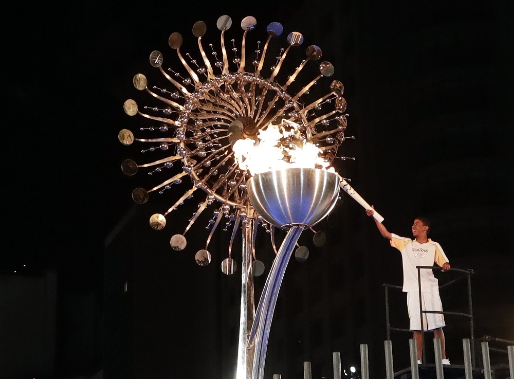 2016巴西奧運開幕典禮點燃聖火。（美聯社）