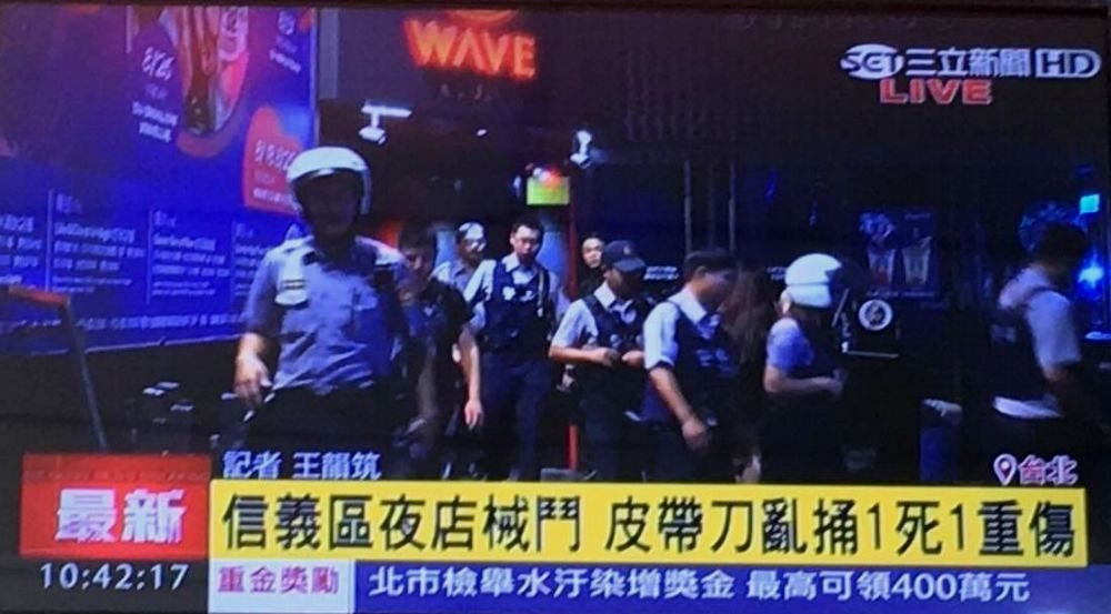 10日凌晨台北市信義區夜店發生鬥毆，造成2名男子1死1傷。（翻攝自三立新聞台）