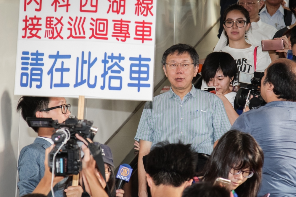 柯文哲剛選上台北市長時，總是盡可能展現親民作風。（蕭芃凱）