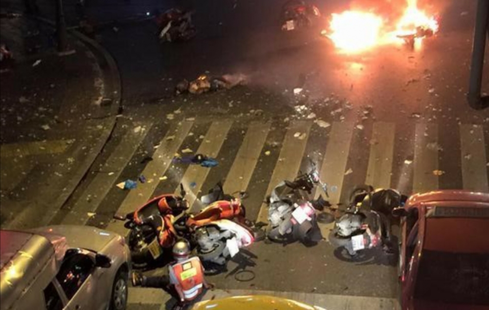 泰國11 日深夜發生連環爆炸案，其中一處爆 現場有多部機車炸毀，甚至起火燃燒。（翻攝自Twitter，Bernhard Dominguez）