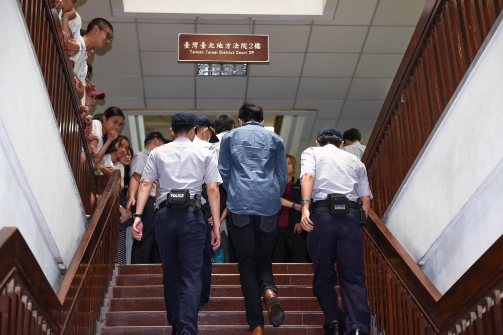 台灣大學僑生陳皓揚因虐貓案16日出庭，以達畢業門檻的他能否順利取得畢業證書，台大表示，8月底前會做出決定。（攝影：葉信菉）