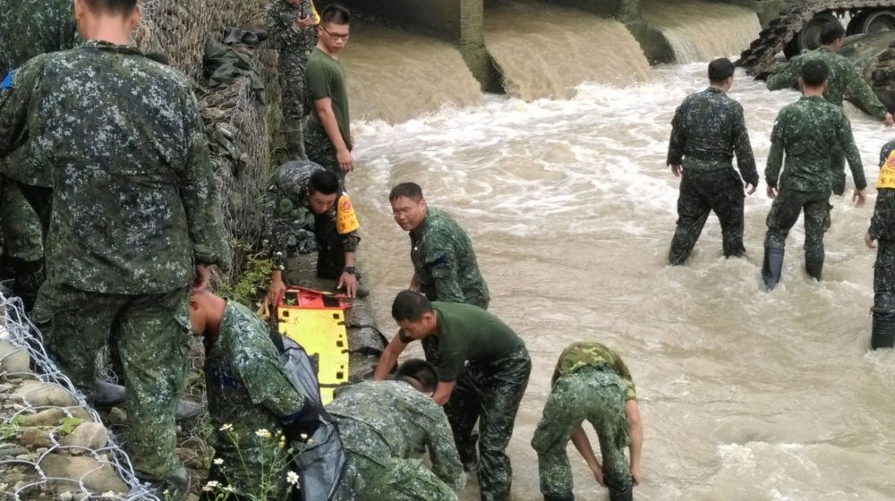 陸軍16日上午進行漢光演習預演，返營區途中1輛戰車翻落網紗溪，造成3死2傷。（總統府提供）