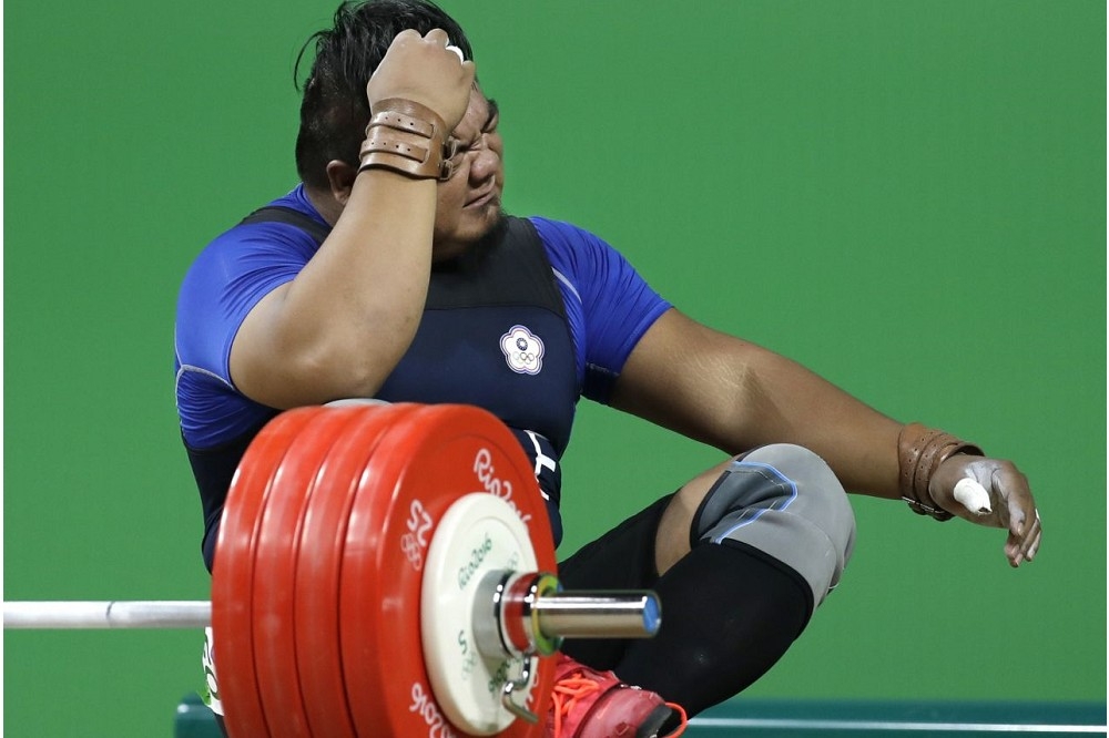 里約奧運中華隊舉重選手陳士杰台灣時間17日凌晨男子105公斤以上級出賽，三次挺舉皆失敗，賽後難過表示，對不起台灣。（美聯社）