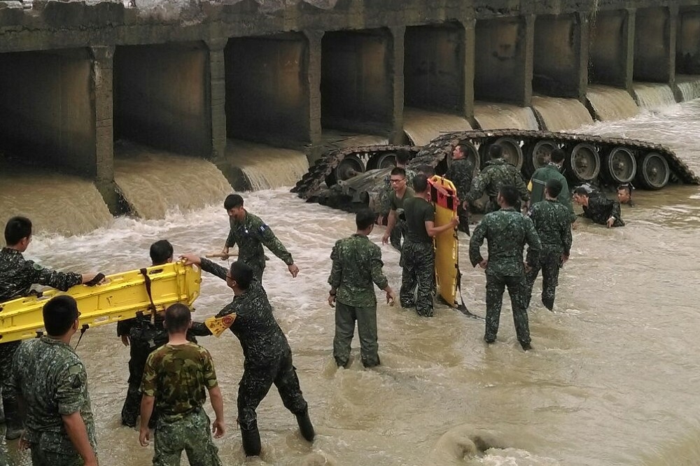 陸軍564旅一輛CM11戰車，16日上午發生墜溪意外，國防部針對翻覆意外發生過程，做出以下相關解釋。（國防部提供）