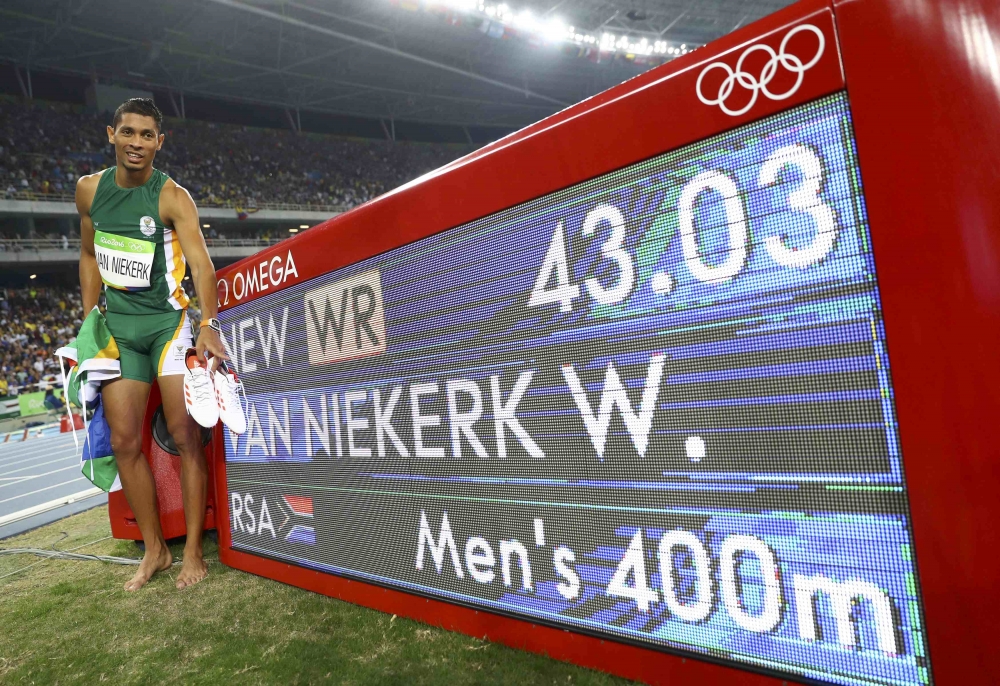 南非短跑選手范尼凱克摘下男子400公尺短跑金牌，同時打破奧運與世界紀錄。（湯森路透）