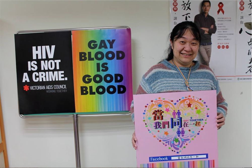 莊苹是推動台灣愛滋病患者權益的重要推手，長年來投入愛滋、毒癮防治及關懷工作，自阿立因感染HIV遭退學以來，一直協助他與校方周旋的工作。（翻攝自莊苹臉書）