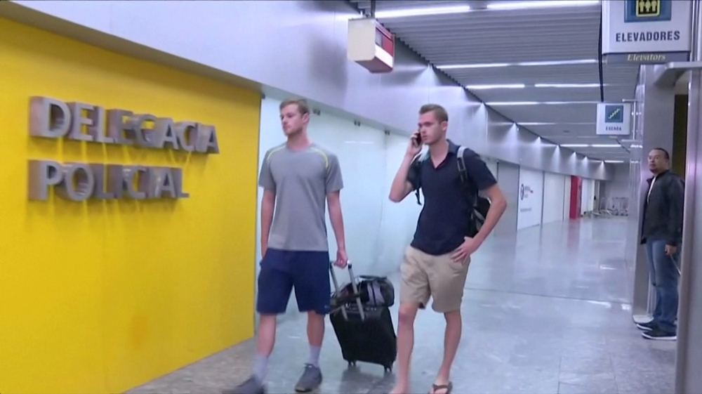 美國奧林匹克泳將康格（左）和班茲（右）正走向里約國際機場內的警察局。  （湯森路透）