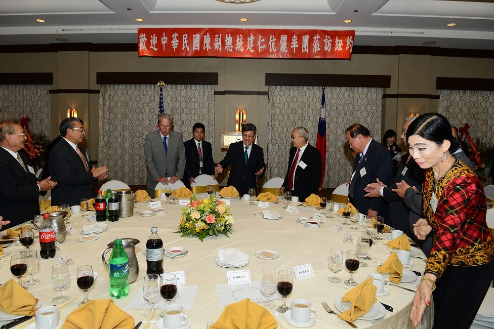 副總統陳建仁出訪多明尼加後過境紐約，返台前與當地僑領聚餐。（總統府提供）