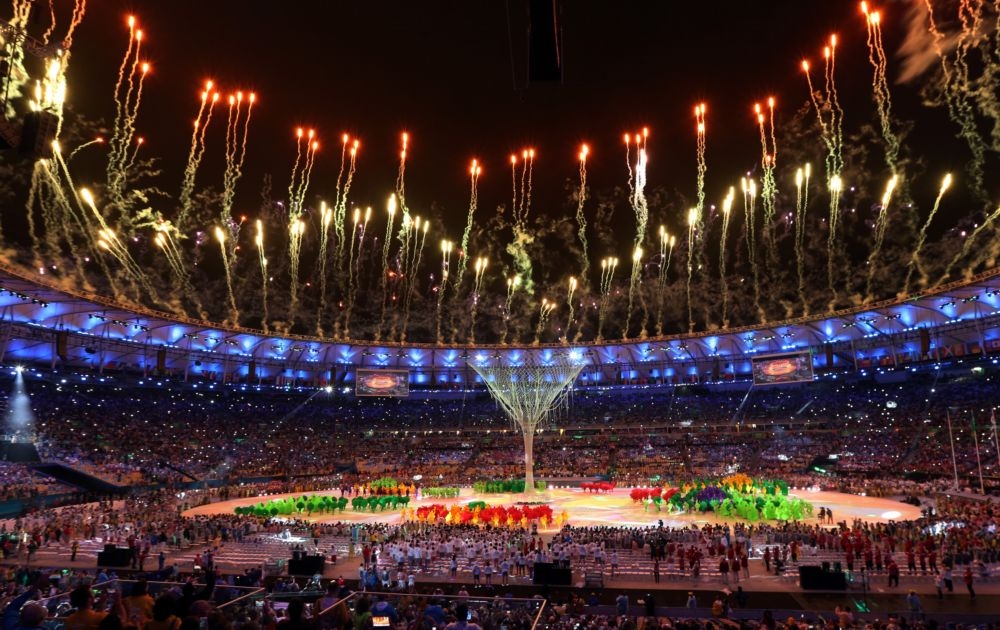 2016巴西里約夏季奧運21日風光閉幕，場內釋放炫爛煙火。（美聯社）