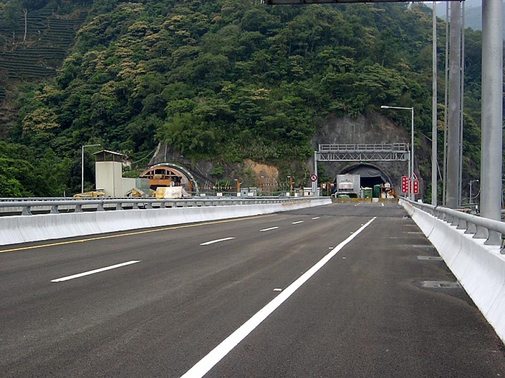 國道五號雪山隧道配合漢光演習23、24日凌晨0時至6時將封閉，高公局提醒用路人注意封閉資訊提前改道。（翻攝自維基百科）