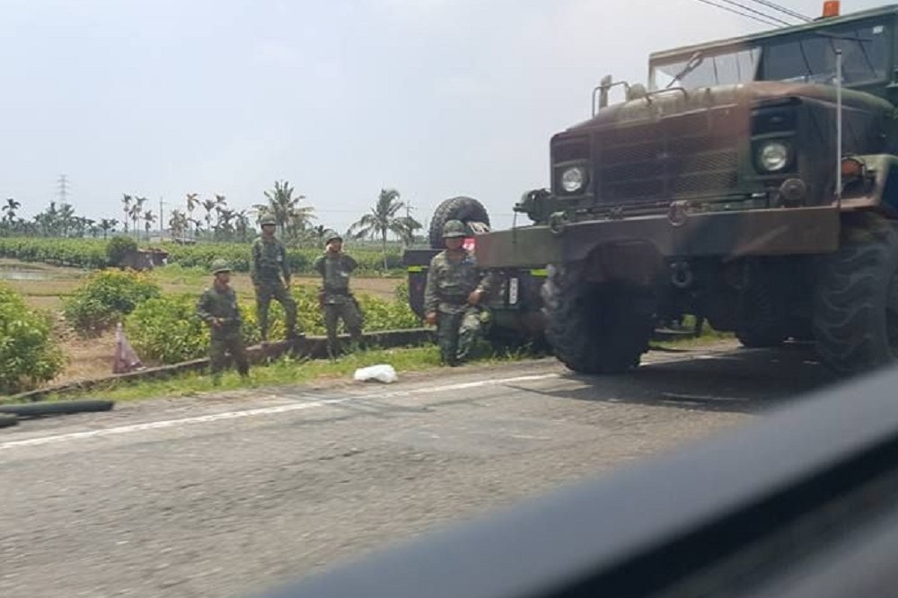 陸軍第8軍團333旅一輛悍馬車22日上午行駛沿山公路時不慎翻落邊，其中1人頭部撞傷縫5針。（翻攝自爆料公社臉書）