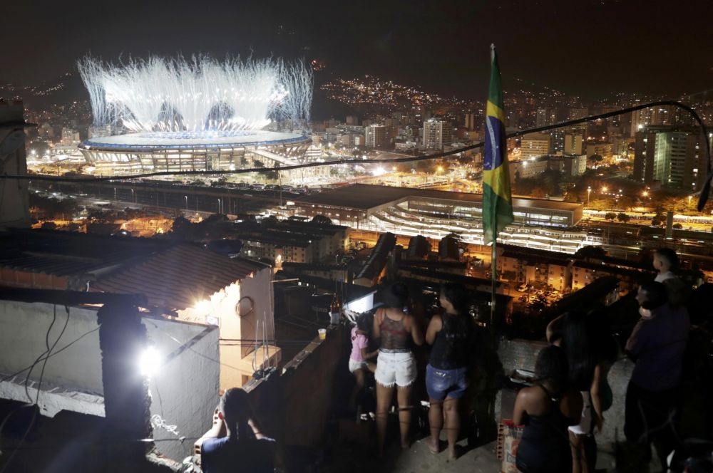 巴西民眾站在高處觀賞奧運閉幕煙火。（湯森路透）
