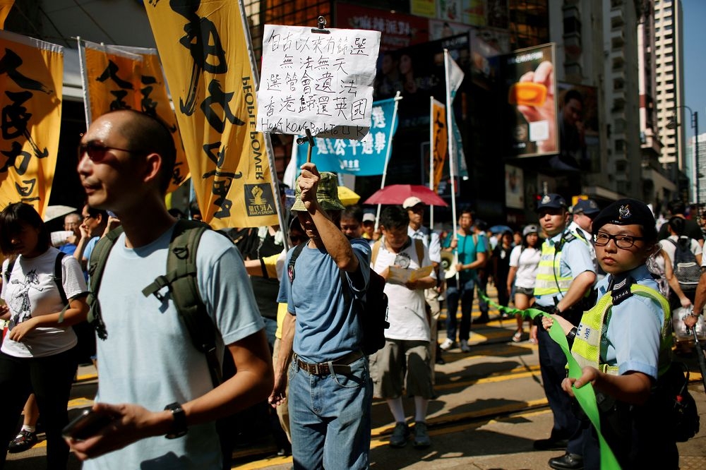 香港特區政府，現被一班熱愛打意識形態陣地戰的「激進派」把持，屢屢引起不滿的民眾上街抗議。（路透社）