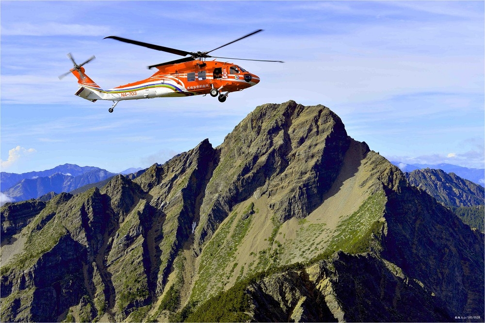 空勤總隊24日出動直升機往雪山救援突發高山症的11歲男童，但過程中直升機意外遭到鳥擊，後來改由備用機出勤，後於9點完成救援工作。（翻攝自空勤隊官網）