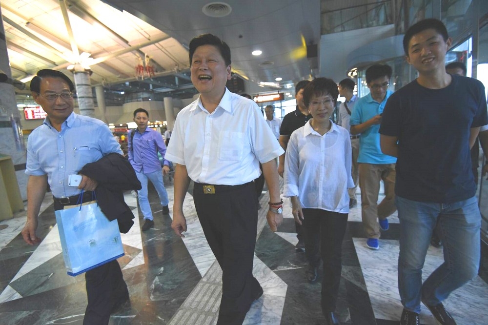 花蓮市長補選在即，傅崐萁（左二）表示綠營不用在意地方選舉，重點是趕快兌現選前承諾。（攝影：葉信菉）