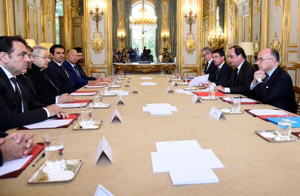 法國總統歐蘭德，內政部長卡茲納夫，總理瓦爾斯與各個宗教團體代表於法國愛麗舍宮進行會談。（湯森路透）
