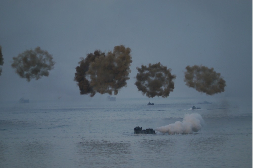 第1舟波海軍陸戰隊AAV7兩棲突擊車，施放煙幕並發射煙幕彈，以反制敵方精準武器的攻擊。（攝影：朱明）