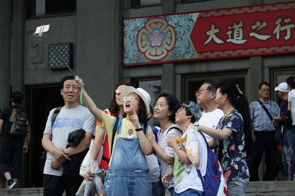 中國想盡辦法壓低台灣旅行社的團費以招攬更多陸客來台，導致陸客來台旅遊行程素質低落，且造成台灣業者甚至還要跟中方買團的扭曲結構。 （攝影：蕭芃凱）