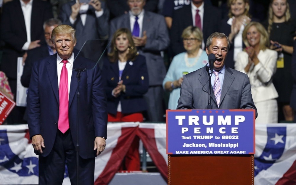 將卸任的「英國獨立黨」黨魁法拉吉（右）24日於美國總統候選人川普（左）競選活動上。（美聯社）