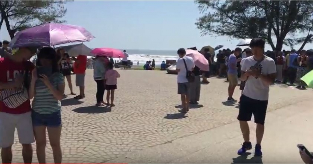 台南市抓寶可夢聖地觀夕平台，27日下午5時驚傳出3人溺水意外，1名男子被救起時已無生命跡象。（翻攝自Youtube）