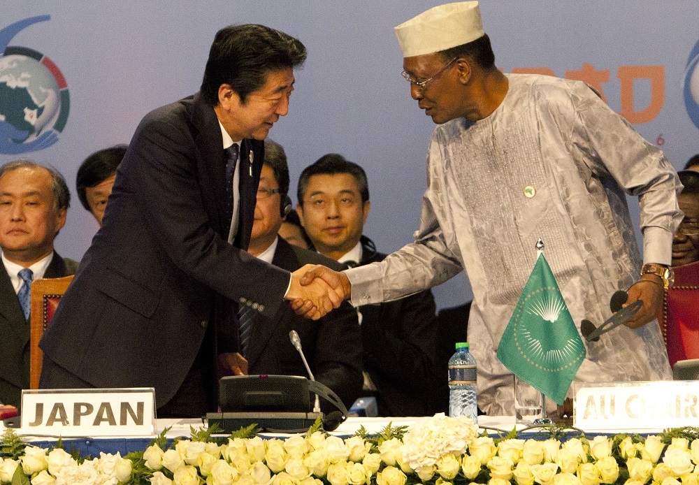 日本首相安倍晉三和非洲國家查德（Chad）總統德比（Idriss Deby）握手。（美聯社）