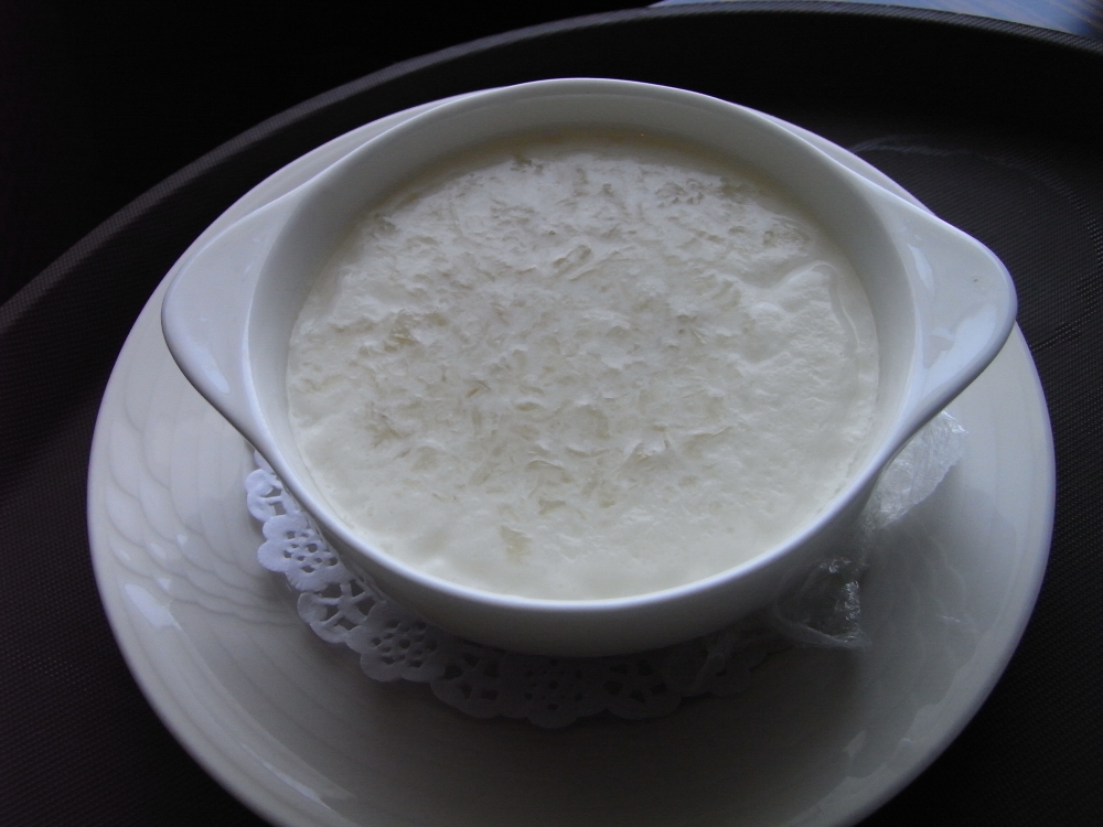 燕窩配上奶香，可口美味又滋補養身。（圖片來源：Chung Shao Tung＠Flickr）