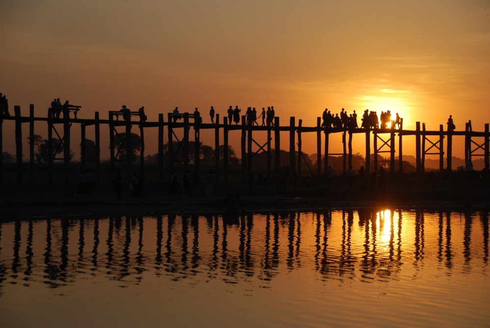 日落製造出湖光與橋敦的倒影（Matthew Stevens@flickr, CC BY 2.0）
