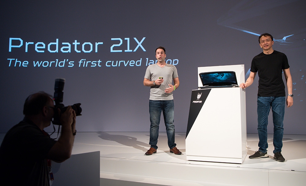 宏碁執行長陳俊聖（右）在會場上展示宏碁筆電Predator 21 X。（美聯社）