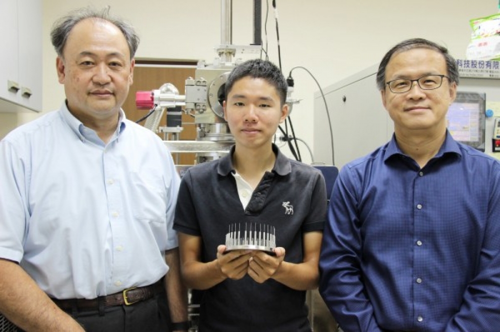 台灣科技大學材料科學與工程系教授朱瑾團隊，研發金屬玻璃鍍層針頭，能夠降低注射時的摩擦力，減少疼痛感。（台科大提供）