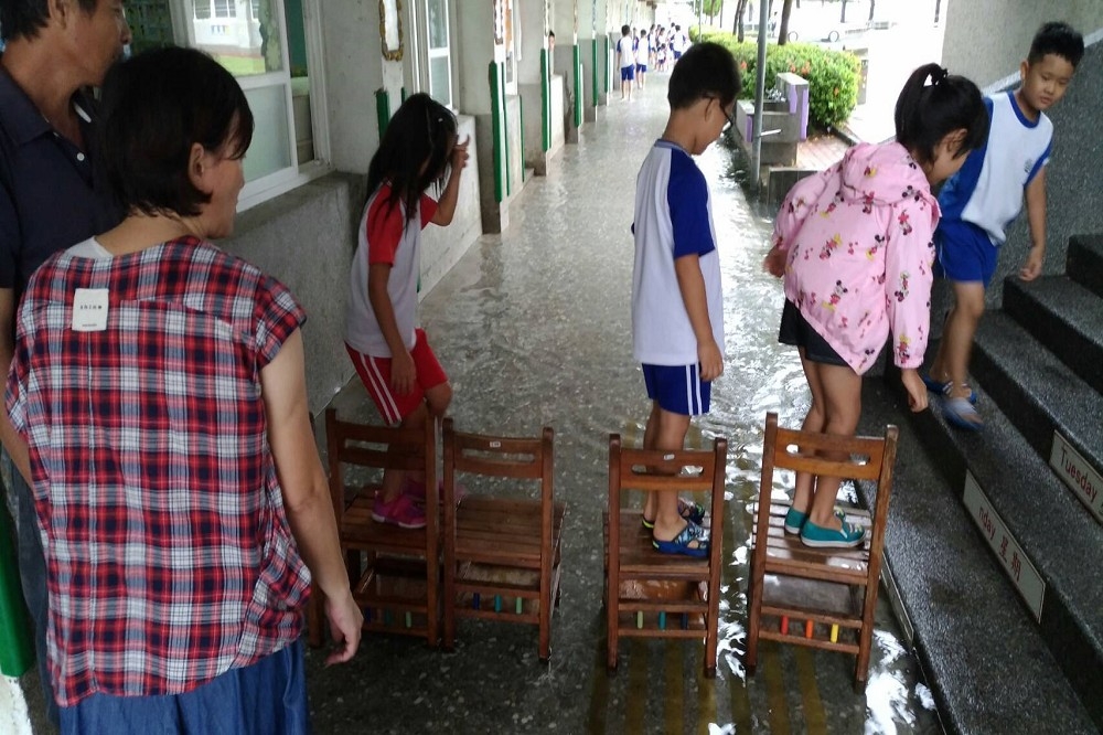 中央氣象局2日發佈豪雨特報，台南市傳出淹水現象，將軍區的鯤鯓國小校園積水，有6間教室2度淹水到腳踝高度，導致上課受到影響。（翻攝自鯤鯓國小）