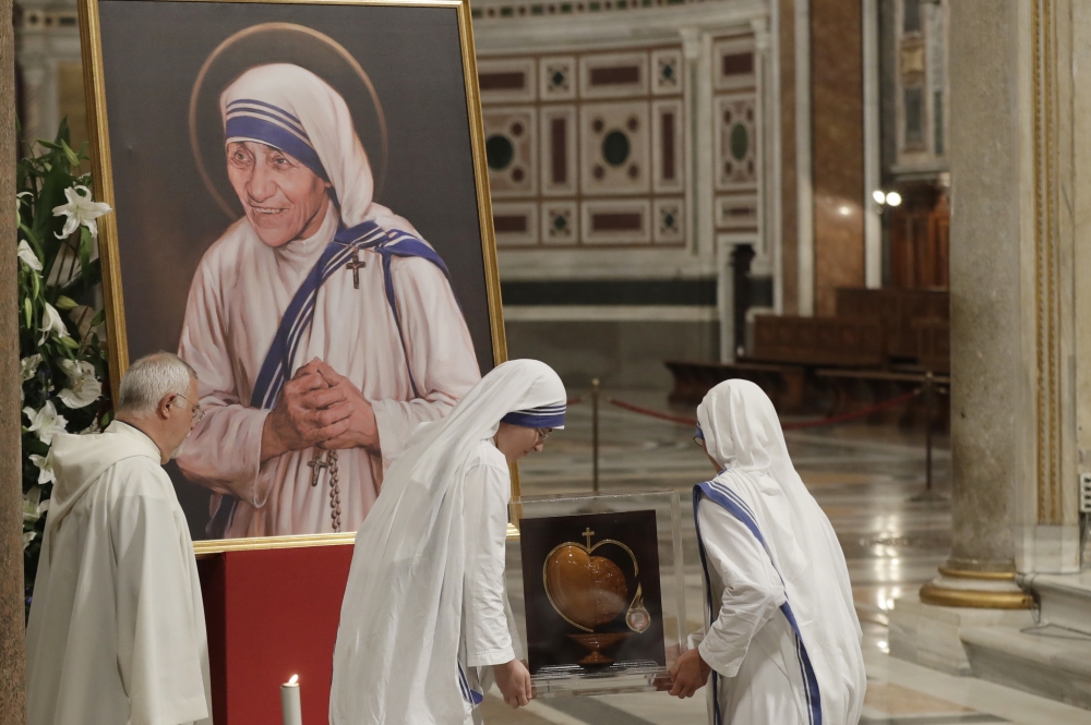 仁愛傳教會的修女正在準備德蕾莎修女4日的封聖儀式。 （美聯社）