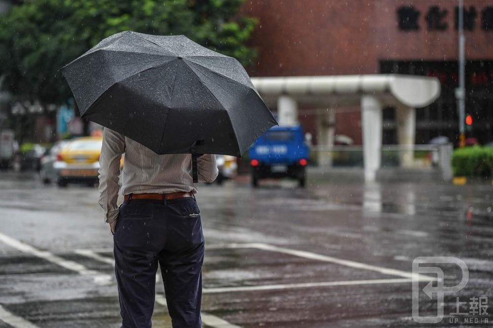 台灣受低壓帶影響，天氣不是很穩定，出門要帶傘，預防瞬間大雨的發生。（攝影：葉信菉）