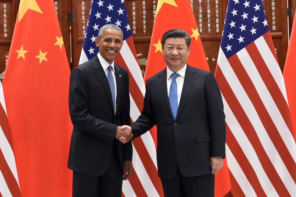中國領導人習近平（右）與美國總統歐巴馬（左）於杭州西湖會面。（美聯社）
