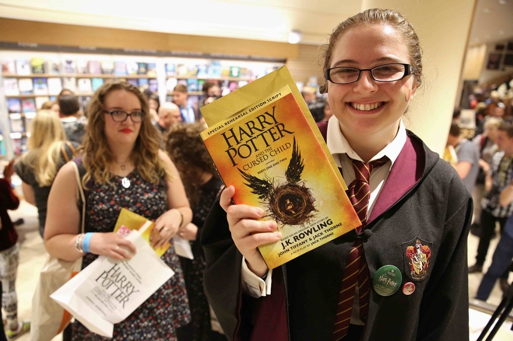 倫敦的書迷開心購買《哈利波特與被詛咒的孩子》劇本書（AP）