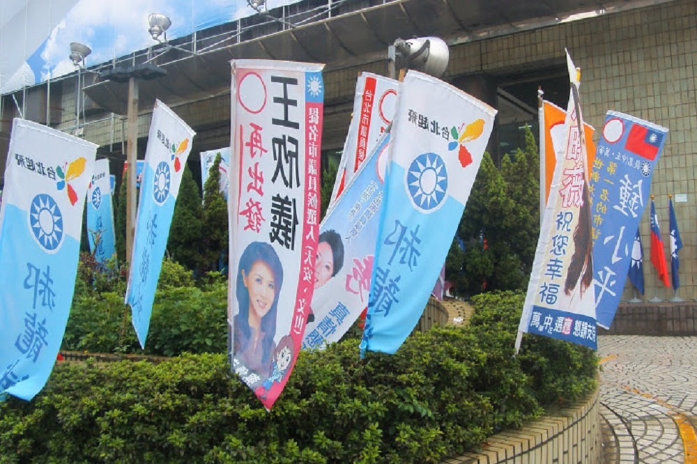 台北市議會6日通過修正案，未來違規競選廣告可開罰，必要時也可強制拆除違規競選廣告物。（翻攝自環境資訊中心）