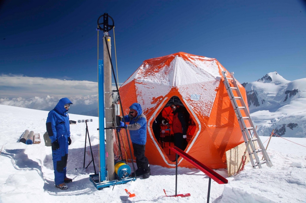 科學家團隊於阿爾卑斯山保存冰芯（Facebook @Fondation Université Grenoble Alpes）