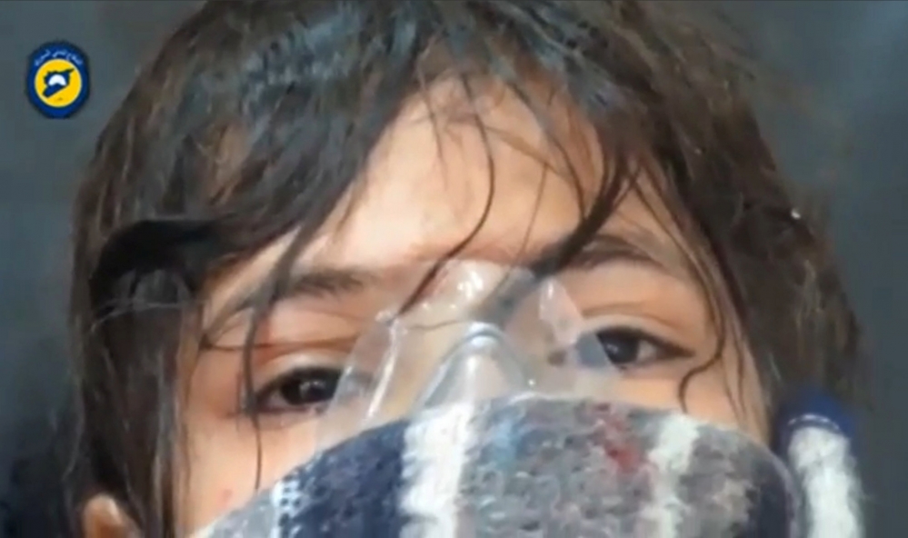遭氯氣炸彈波及的敘利亞孩童。（湯森路透）