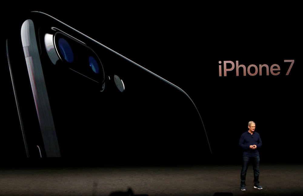 iPhone7將在9月16日於台灣首賣，其中取消3.5mm耳機孔的設計引發許多蘋果使用者議論，圖為蘋果執行長庫克（Tim Cook）在發佈會上介紹自家產品。（湯森路透）