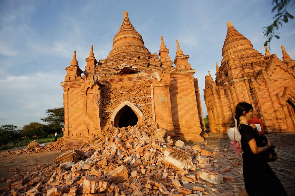 緬甸古城蒲甘內一座佛塔不敵8月24日的強震，遭到損毀。（湯森路透）