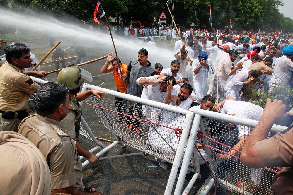 梁文傑認為民主是讓印度落後發展的原因，事實上，印度的落後是印度政府壓霸圖利少數人，傷害大多數印度人民福祉的後果。（圖為印度人民上街抗議，遭警方用水柱驅離：路透社）