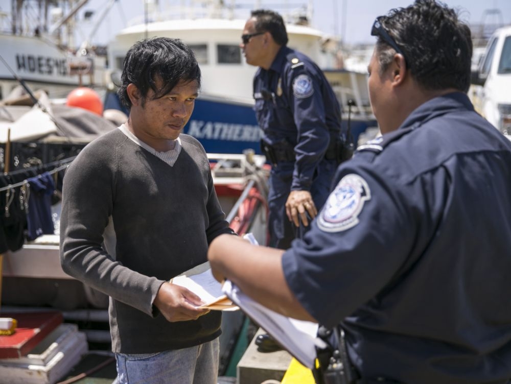 美國當局不時到漁船上檢查外來漁工的身份證件。  （美聯社）
