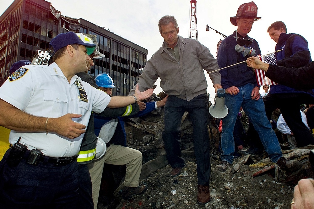 911事件後，布希從紐約世貿中心的瓦礫堆上走下。（美聯社）